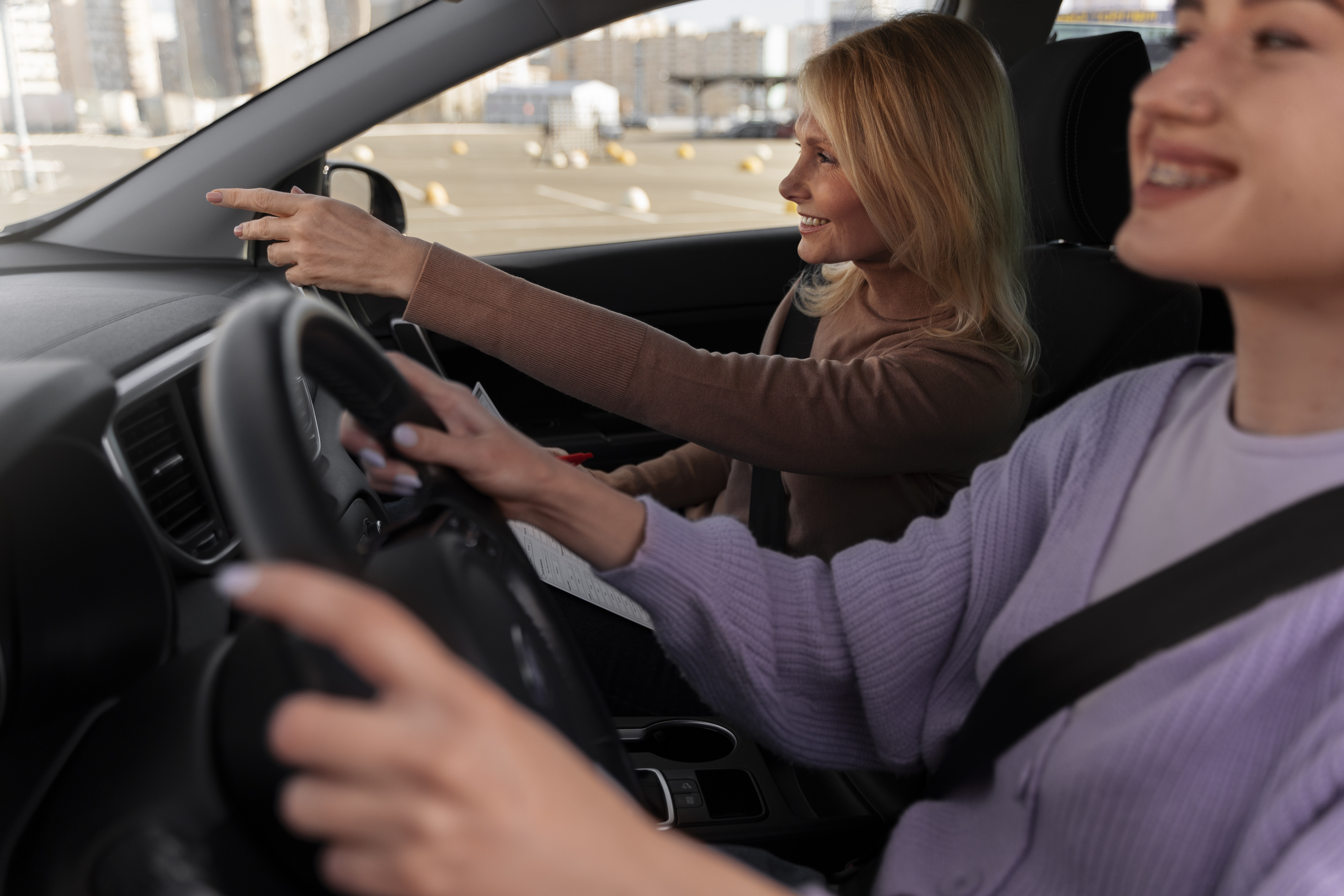 Rijinstructeur en leerling samen in de auto tijdens een rijles